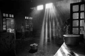 Die Küche des Psychiatrischen Krankenhauses, Pabna, in Bangladesch. 1994. Das Psychiatrische Krankenhaus, Pabna ist das erste seiner Art in Bangladesch für eine Bevölkerung von etwa 130 Millionen. Es wurde 1957 vom damaligen Zivilarzt des Distrikts Pabna i von Unbekannt