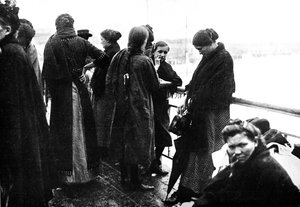 Der letzte Akt einer Tragödie: Ein Foto, aufgenommen auf dem letzten Boot, das Ostende nach England verlässt, 1914 von Unbekannt