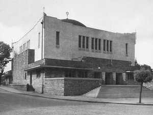 Die neu erbaute Neolog-Synagoge in Zilina, Slowakei, entworfen von Peter Behrens, 1928