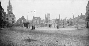 Die Ruinen und der Glockenturm von Douai, Frankreich, 1918 von Unbekannt