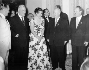 Die Unterzeichnungszeremonie der Belgrader Erklärung, Belgrad, Jugoslawien, 2. Juli 1955 von Unbekannt