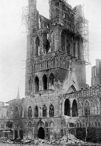 Der Turm der Markthalle nach einem deutschen Bombardement, Ypern, Belgien, Erster Weltkrieg, 1920 von Unbekannt
