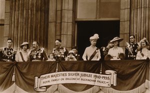 Das silberne Jubiläum Ihrer Majestäten 1910-1935. Die königliche Familie auf dem Balkon des Buckingham Palace, 1935