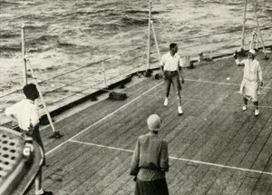 Ihre Majestäten bei einem Spiel von Deck Quoits auf dem Deck der H.M.S. Renown, 1927 von Unbekannt