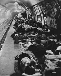 Diejenigen, die in Schutzräume gingen, begannen eine neue Art von Nachtleben, 11. November 1940, 1942 von Unbekannt