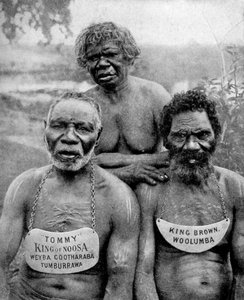 Drei Aborigines von den Küstenstämmen oberhalb von Brisbane, Australien, 1922 von Unbekannt