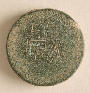 Drei runde Kupferlegierungs-Gewichte mit Kreuzen, Byzantinisch, 8.-9. Jahrhundert