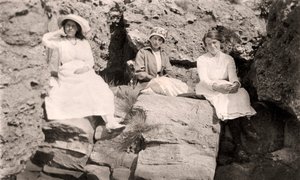 Drei Frauen entspannen sich auf Felsen