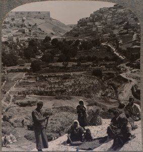 Dreschen auf dem Dach, mit Blick auf das Tal von Kedron, ca. 1900 von Unbekannt