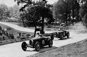 Spannende Rennen im ländlichen England: Bugattis in Donington, 1937 von Unbekannt