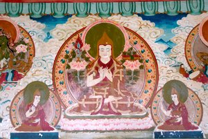 Tibetischer Buddhismus; Wandgemälde; Lama Tsongkharpa; Gelug-Schule; gelbe Kappen; Meditation; verschiedene Handhaltungen; Mudras; Yongning; Zhamei-Tempel; Lugu Hu Seegebiet; Yunnan Provinz; Volksrepublik China; Asien von Unbekannt