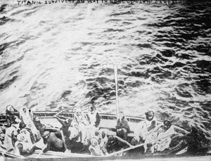 Titanic-Überlebende auf dem Weg zum Rettungsschiff Carpathia von Unbekannt