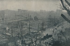 Tokios rauchende Ebene von Trümmern und Asche, ca. 1935 von Unbekannt