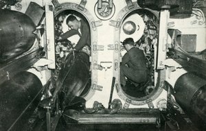 Torpedorohre eines britischen U-Bootes, Zweiter Weltkrieg, 1945 von Unbekannt