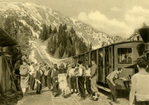 Touristen an der Baumgartnerhaus-Station der Schneebergbahn, Niederösterreich, ca. 1935 von Unbekannt