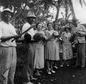 Touristen bei einer Rast am Wegesrand, St. Vincent, 1931 von Unbekannt