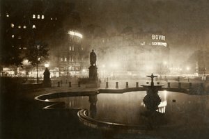Trafalgar Square. Blick Richtung Charing Cross. London bei Nacht, 1928