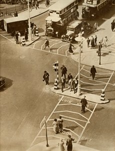 Verkehr und Fußgänger am Trafalgar Square, London, 1935 von Unbekannt