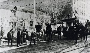 Straßenbahnstreik in Madrid, die Zivilgarde greift Streikende an, die versuchen, eine Straßenbahn zu stoppen, veröffentlicht in der Zeitschrift "Nuevo Mundo", Dezember 1919 (s/w Foto)