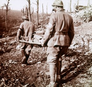 Transport der Verwundeten, Chemin des Dames, Nordfrankreich, ca. 1914-1918 von Unbekannt