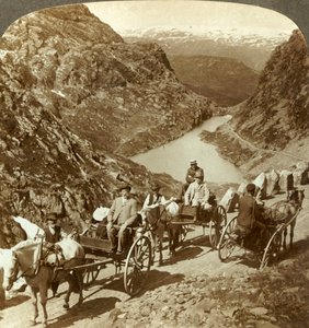 Reisende auf Bergstraße durch wilde Schlucht von Seljestad, Norwegen, ca. 1905