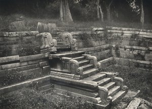 Treppe in einem gemauerten Badeteich, Anuradhapura, 1926 von Unbekannt