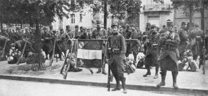 Truppen und Flagge der französischen 102. Infanterie, Saint-François-Xavier, Paris, Frankreich, August 1914
