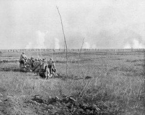 Truppen greifen feindliche Schützengräben an, Chemin des Dames, Frankreich, Erster Weltkrieg, 5. Mai 1917
