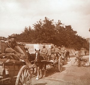 Truppen in pferdegezogenen Wagen, Raux, Frankreich