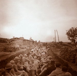 Truppen in offenen Eisenbahnwaggons, Genicourt, Nordfrankreich, ca. 1914-1918 von Unbekannt