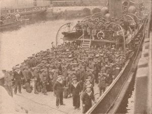 Truppen an Bord eines Kanaltransports, ca. 1915-1928