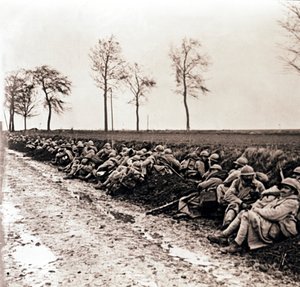 Truppen ruhen sich am Straßenrand aus, Nordfrankreich, um 1914-1918 von Unbekannt