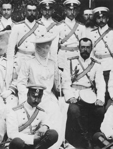 Zar Nikolaus II. und Zarin Alexandra Fjodorowna von Russland mit einer Gruppe von Offizieren, ca. 1904