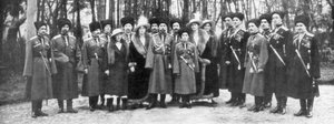 Zar Nikolaus II. von Russland und seine Familie vor der Abdankung, 1917