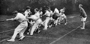 Tauziehen am Sporttag der Mill Hill Junior School, London, 1926-1927 von Unbekannt