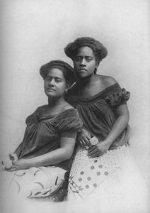 Zwei fijianische Prinzessinnen mit europäisch gestyltem Haar, 1902