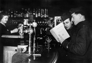 Zwei französische Soldaten im Urlaub in einem Café, ca. 1939-1940 von Unbekannt