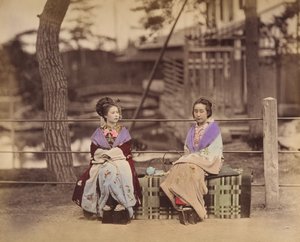 [Zwei japanische Frauen auf einer Bank], 1870er Jahre