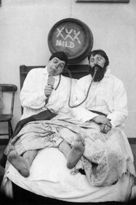 Zwei betrunkene Männer im Bett, 1906 von Unbekannt