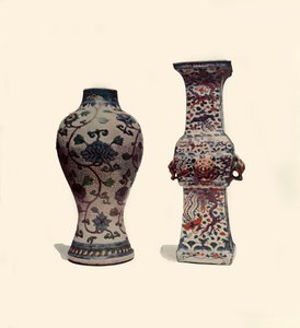 Zwei emaillierte Porzellanvasen, chinesisch, 15.-17. Jahrhundert, 1908 von Unbekannt