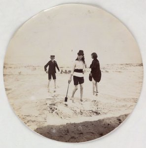 Zwei Mädchen und ein Junge planschen im Meer, um 1890 von Unbekannt