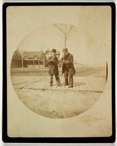 Zwei Männer auf einem Holzsteg, um 1890