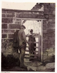 Zwei Männer sprechen über ein Tor, um 1905 von Unbekannt