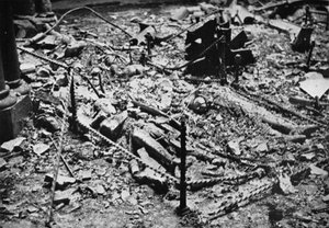 Zwei der Effigien der Ritter in der Rundkirche der Temple Church, ausgebrannt durch Feuer, 1941 von Unbekannt