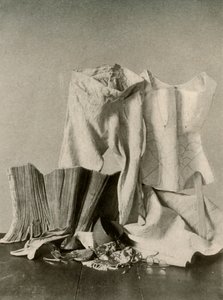 Zwei Paar Korsetts, Hosen, Perlenbeutel, Geldbörse und gestepptes Unterkleid, 18. Jahrhundert, 1937 von Unbekannt