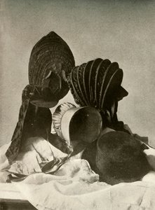 Zwei Seidenkalaschen, Reitkappe, Quäkerhaube, Hut, Handschuhe und Rock, 18. Jahrhundert, 1937