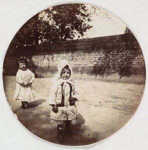 Zwei kleine Kinder gehen an einer Mauer entlang, um 1890 von Unbekannt