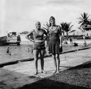 Zwei Frauen in Badeanzügen neben einem Schwimmbecken, Balboa, Panama von Unbekannt