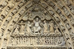 Tympanon des Portals des Jüngsten Gerichts: Christus des Gerichts. An seiner Seite, kniend, die Jungfrau Maria und St. Johannes, die für das Seelenheil bitten. Kathedrale von Amiens, Amiens, Frankreich von Unbekannt