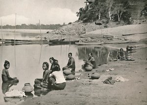 Typische Flussszene am großen Irrawaddy - Frauen baden und holen Wasser, 1900 von Unbekannt